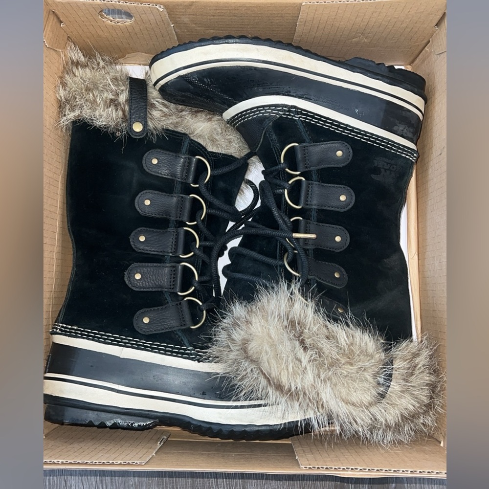 Sorel Joan Of Arctic Boots size 8 IN VERY GOOD CONDITION